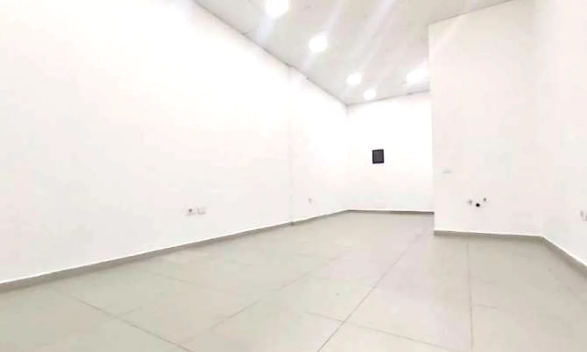 Rruga e Elbasanit, jepet me qera ambient per zyra 200m2.
