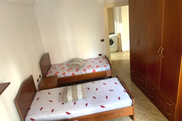 5 maj jepet me qera apartament 1+1.