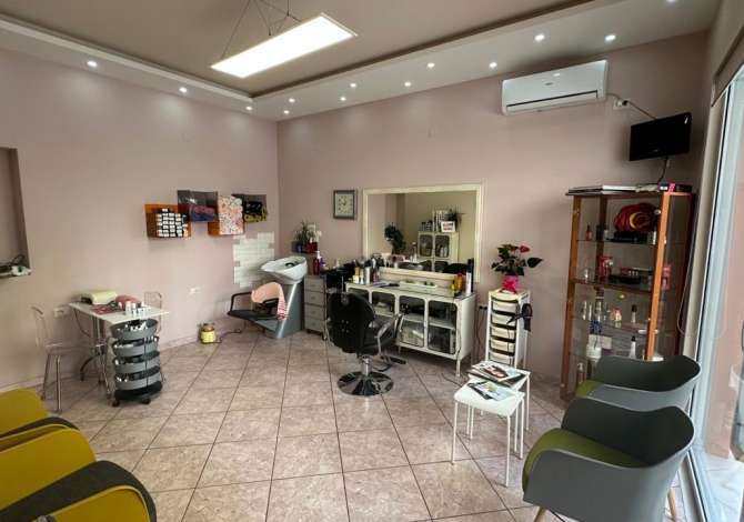 te komuna e parisit jepet ambjent biznesi me qera 