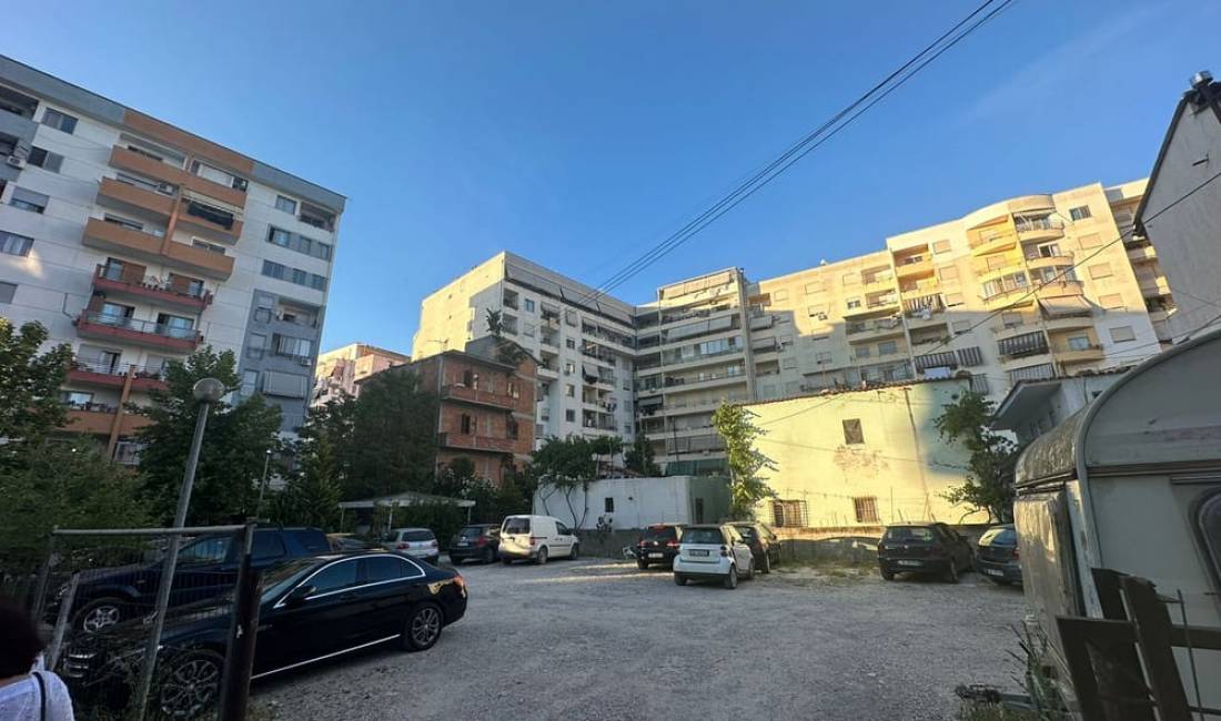 Toke per shitje ne Yzberisht