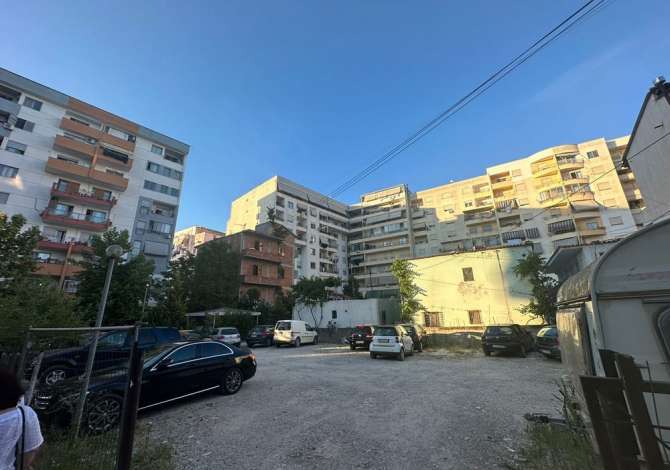 Truall ose Toke ne Tirane - 75,000 Euro