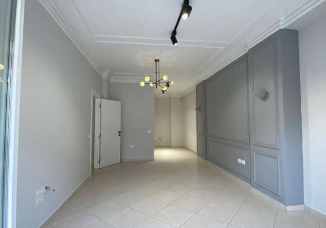 te kristal center jepet apartament 1+1 me qera per zyra 