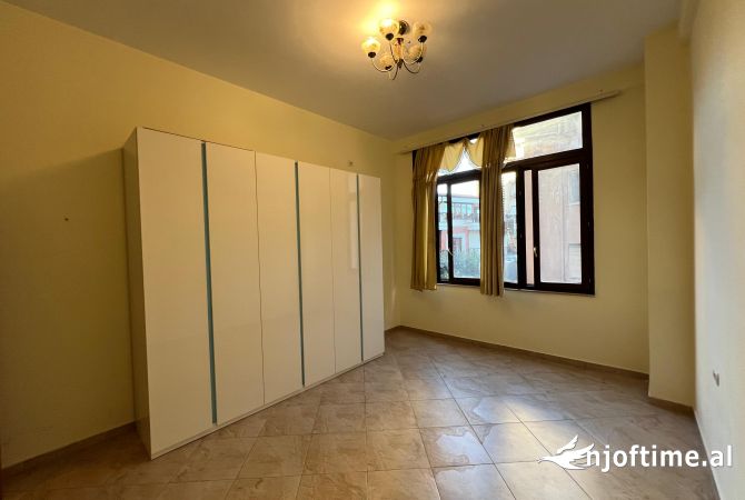 Ambiente Commerciale in Affitto 3+1 a Tirana - 550 Euro