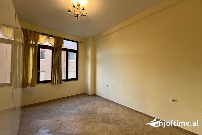 Ambiente Commerciale in Affitto 3+1 a Tirana - 550 Euro