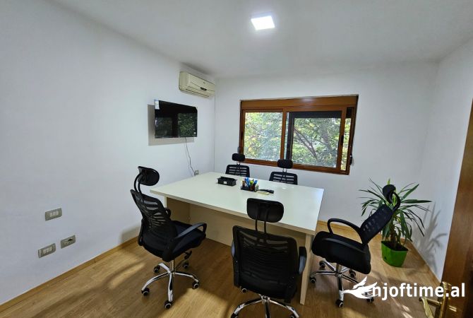 Ambiente Commerciale in Affitto 3+1 a Tirana - 900 Euro