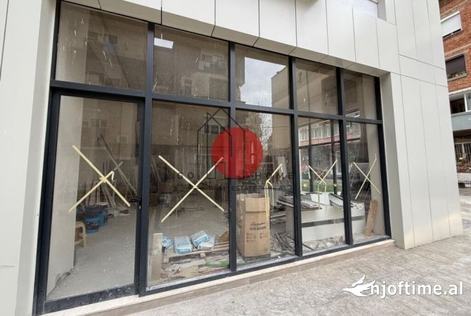 Ambiente Commerciale in Vendita 1+1 a Tirana - 3,500 Euro