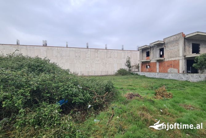 Toke ne Kamez per Shitje - 52,000Euro | 520 m2