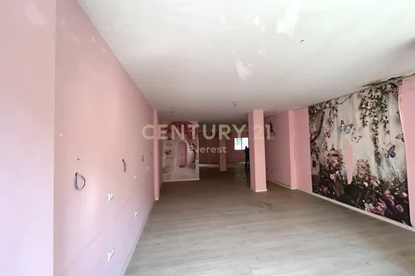 Ambiente Commerciale in Affitto 1+1 a Tirana - 900 Euro