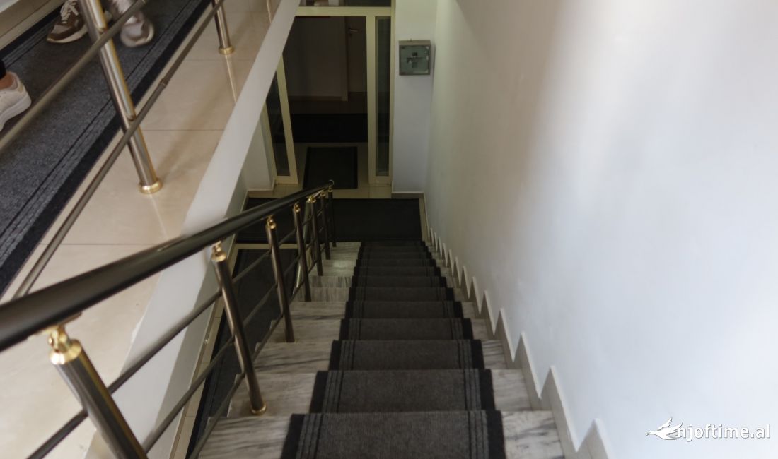 Shesim HOTEL 4 kate, Komuna e Parisit!