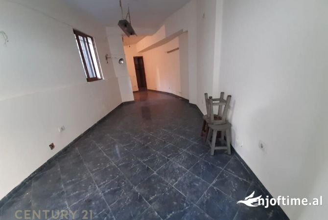 Ambiente Commerciale in Affitto 1+1 a Tirana - 300 Euro