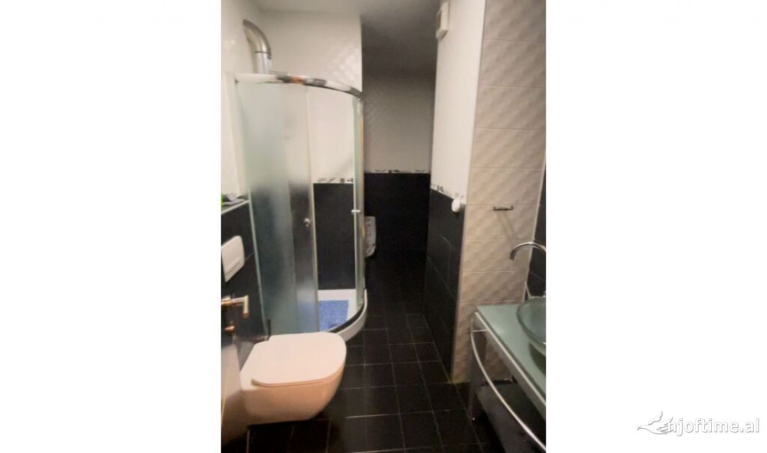 Shtepi me qera Apartament ne Tirane, 2+1, Mobilimi E mobiluar, Pagesa 800  Euro.