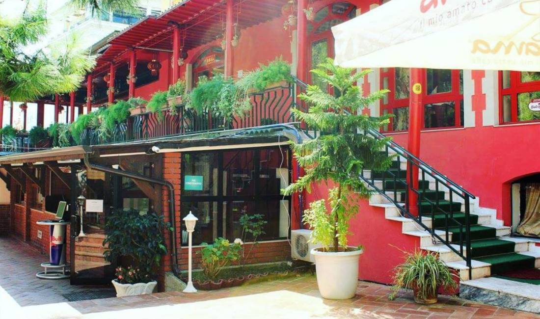 Offerte di lavoro a Tirana, Profession Kuzhnjer/e,Kamarier bari ,Kamarier restoranti , , Pagamento Trattabile.