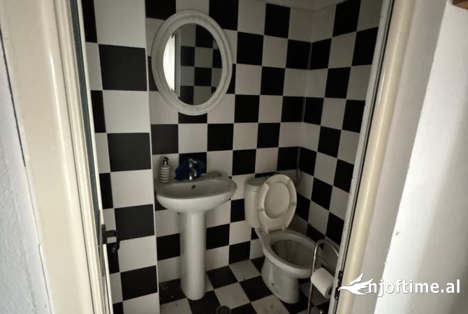 Ambiente Commerciale in Affitto 1+1 a Tirana - 1,000 Euro