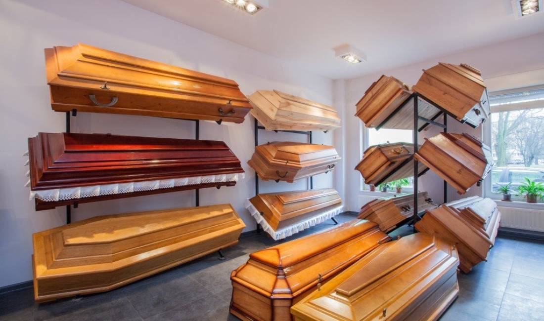 Agjensia e Funeralit Perla ofron sherbimet per Arkivole, Kurora, Makina, Kapak Frigoriferik etj.