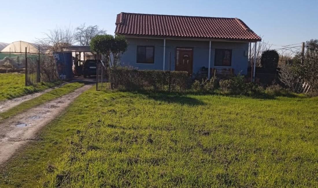 Shitet shtepia bashke me 3 dynym toke