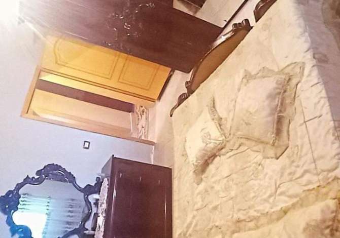 Shitet shtepia bashke me 3 dynym toke