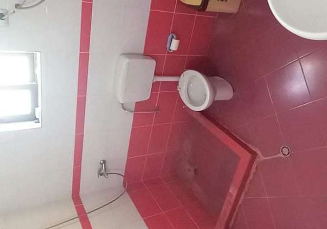 Shitet shtepia bashke me 3 dynym toke