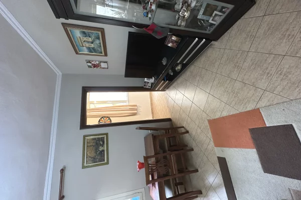 Shtepi ne shitje Apartament ne Tirane, 2+1, Mobilimi E mobiluar, Pagesa 199,000  Euro.