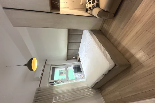 Shtepi ne shitje Apartament ne Tirane, Garsoniere, Mobilimi E mobiluar, Pagesa 64,000  Euro.