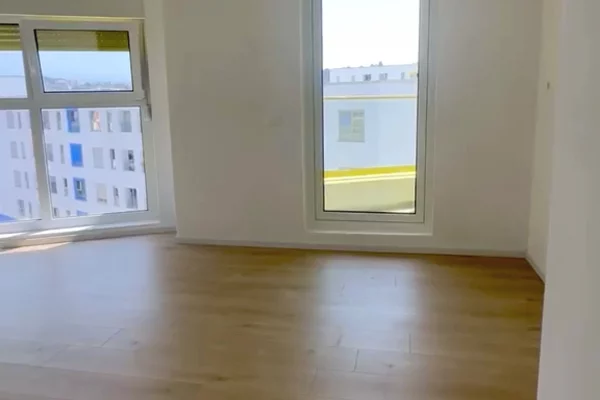 Shtepi ne shitje Apartament ne Tirane, 2+1, Mobilimi Bosh, pa mobiluar, Pagesa 123,000  Euro.