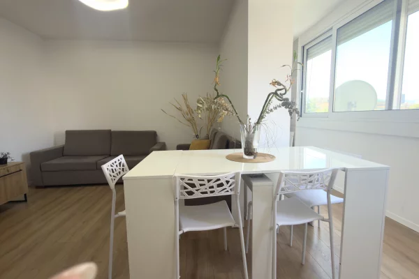 Shtepi me qera Apartament ne Tirane, 3+1, Mobilimi E mobiluar, Pagesa 75,000  Leke.