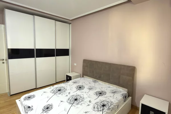 Shtepi me qera Apartament ne Tirane, 2+1, Mobilimi E mobiluar, Pagesa 55,000  Leke.