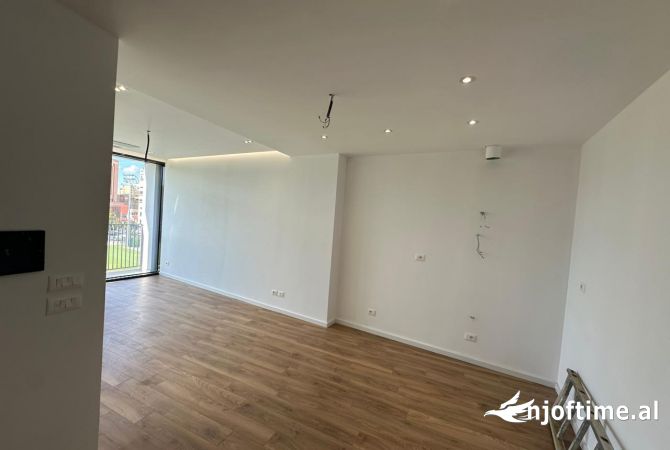 Ambiente Commerciale in Affitto 3+1 a Tirana - 1,000 Euro