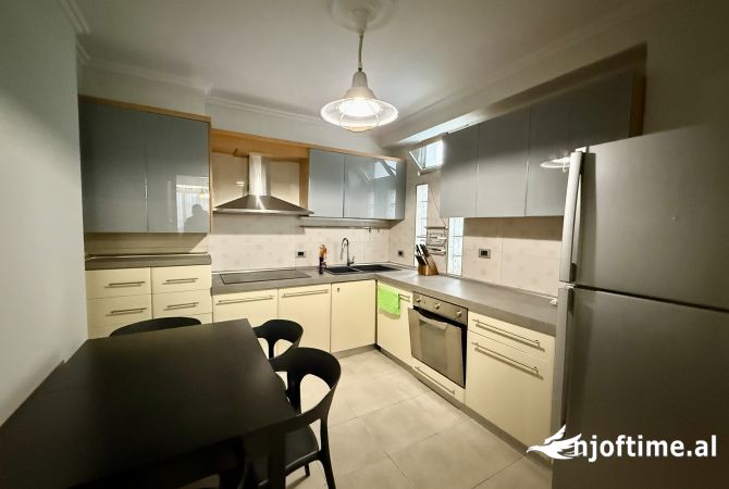 Shtepi ne shitje Apartament ne Tirane, 3+1, Mobilimi E mobiluar, Pagesa 380,000  Euro.