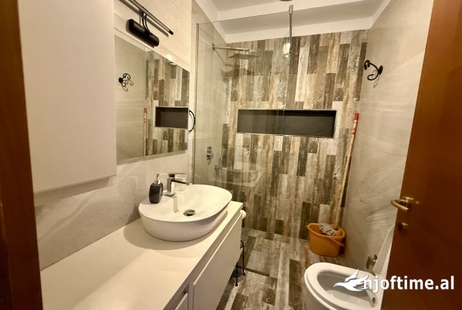 Shtepi ne shitje Apartament ne Tirane, 3+1, Mobilimi E mobiluar, Pagesa 380,000  Euro.