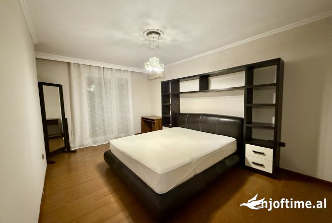 Shtepi ne shitje Apartament ne Tirane, 3+1, Mobilimi E mobiluar, Pagesa 380,000  Euro.