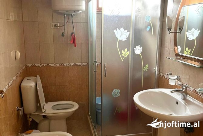Shtepi ne shitje Apartament ne Tirane, 2+1, Mobilimi E mobiluar, Pagesa 133,000  Euro.