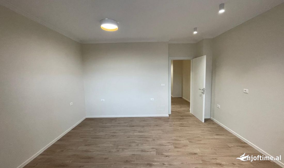 Shtepi ne shitje Apartament ne Tirane, 2+1, Mobilimi Bosh, pa mobiluar, Pagesa 135,000  Euro.