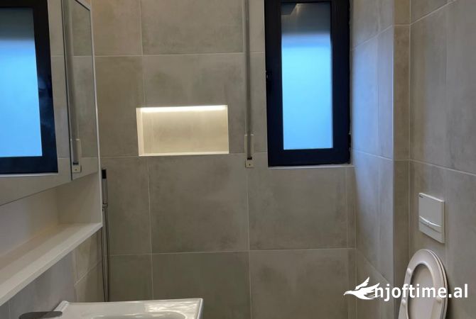 Shtepi ne shitje Apartament ne Tirane, 2+1, Mobilimi Bosh, pa mobiluar, Pagesa 135,000  Euro.