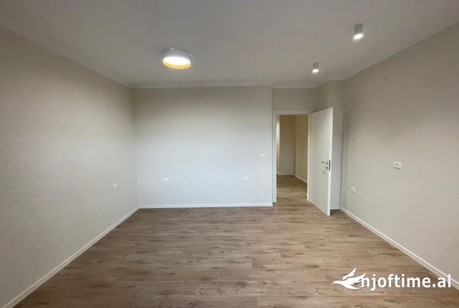 Shitet apartament 2+1