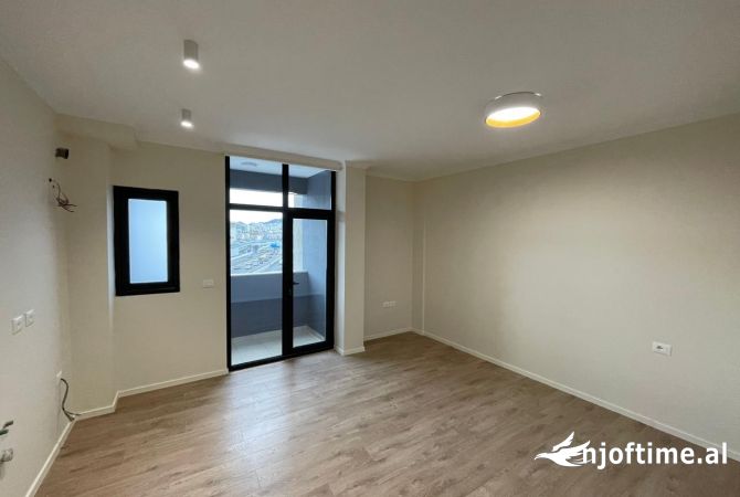 Shtepi ne shitje Apartament ne Tirane, 2+1, Mobilimi Bosh, pa mobiluar, Pagesa 135,000  Euro.
