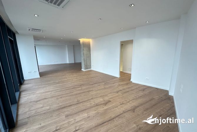 Ambiente Commerciale in Affitto 3+1 a Tirana - 1,500 Euro