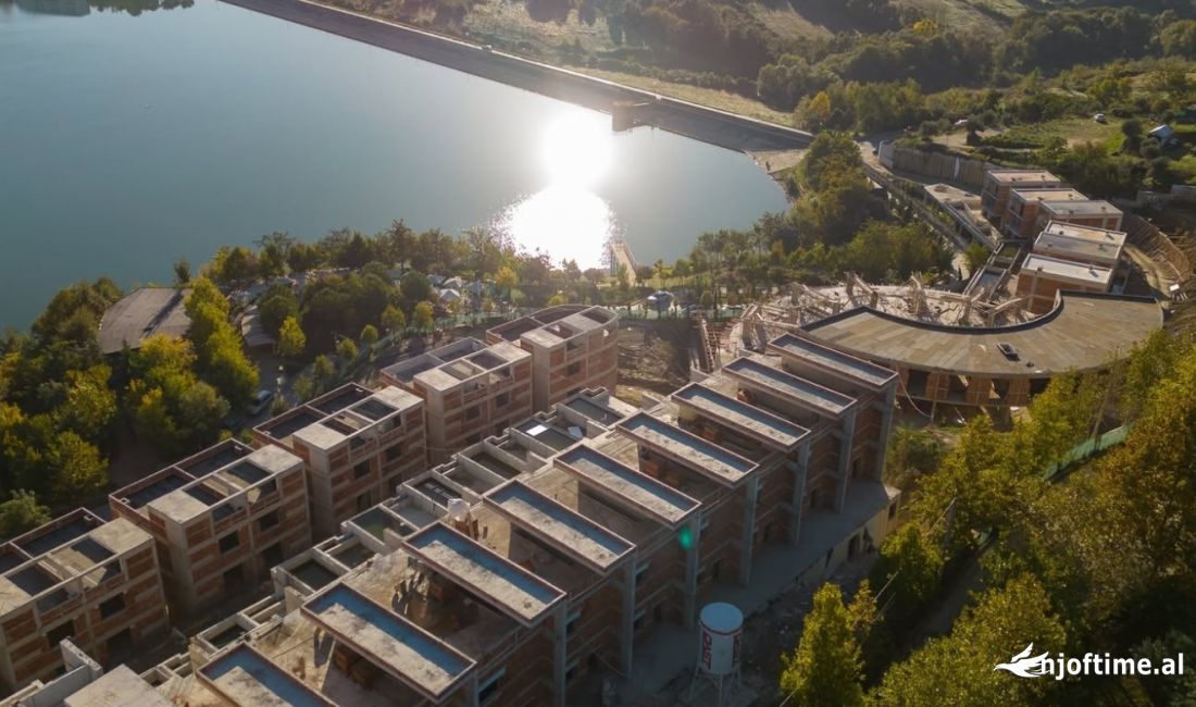 Shtepi ne shitje Vila Luksoze ne Tirane, 3+1, Mobilimi Bosh, pa mobiluar, Pagesa 495,000  Euro.