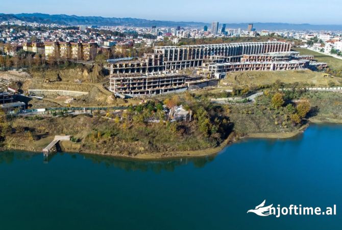 Shtepi ne shitje Vila Luksoze ne Tirane, 3+1, Mobilimi Bosh, pa mobiluar, Pagesa 495,000  Euro.