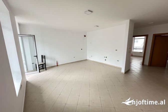 Shitet apartament 2+1