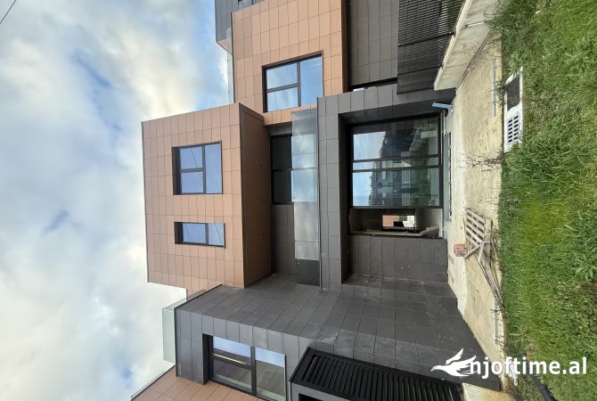 Shtepi ne shitje Vila Luksoze ne Tirane, 4+1, Mobilimi Bosh, pa mobiluar, Pagesa 750,000  Euro.