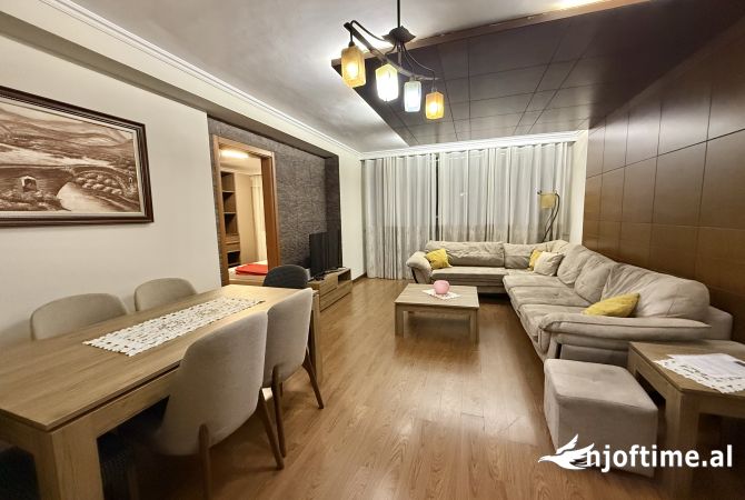 Shitet apartament 3+1+2