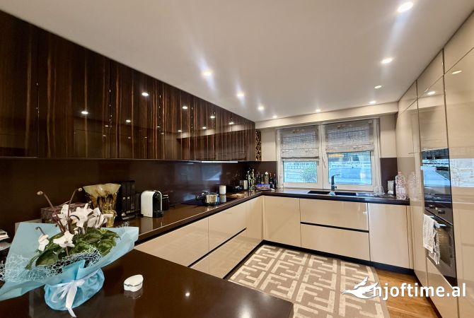 Appartamento in vendita a Tirana 3+1, Arredato