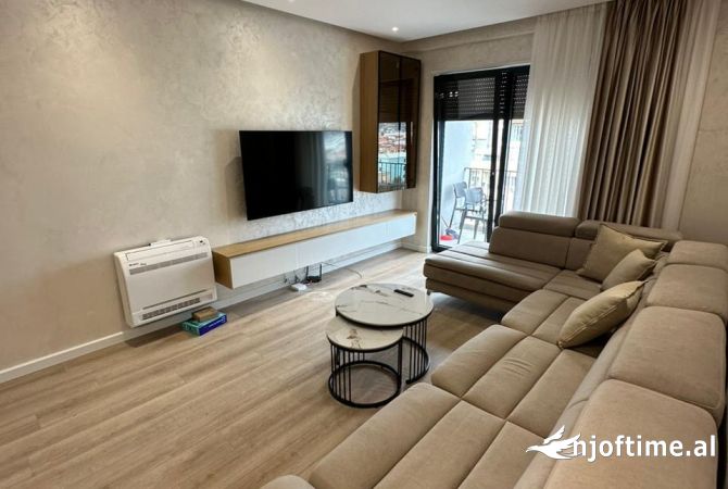 Shitet apartament 2+1+2