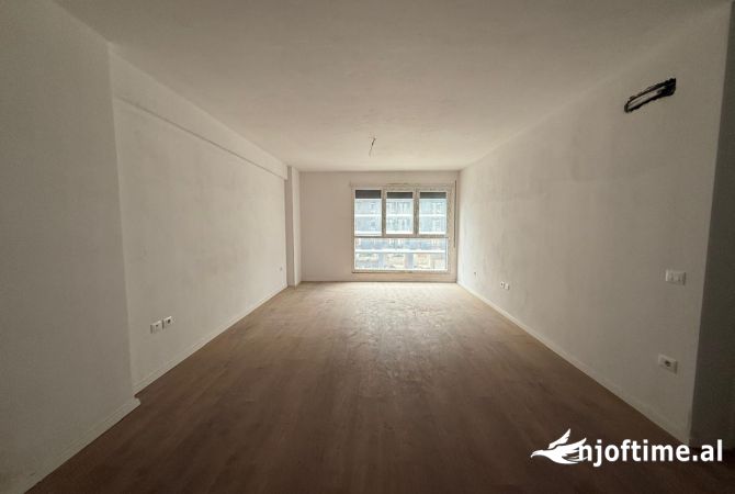 Shtepi ne shitje Apartament ne Tirane, 2+1, Mobilimi Bosh, pa mobiluar, Pagesa 177,600  Euro.
