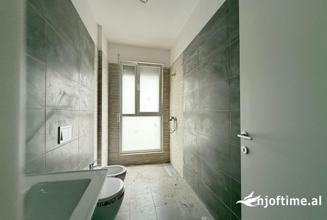 Shtepi ne shitje Apartament ne Tirane, 2+1, Mobilimi Bosh, pa mobiluar, Pagesa 177,600  Euro.