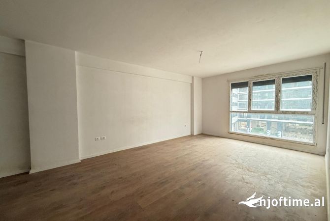 Shitet apartament 2+1+2