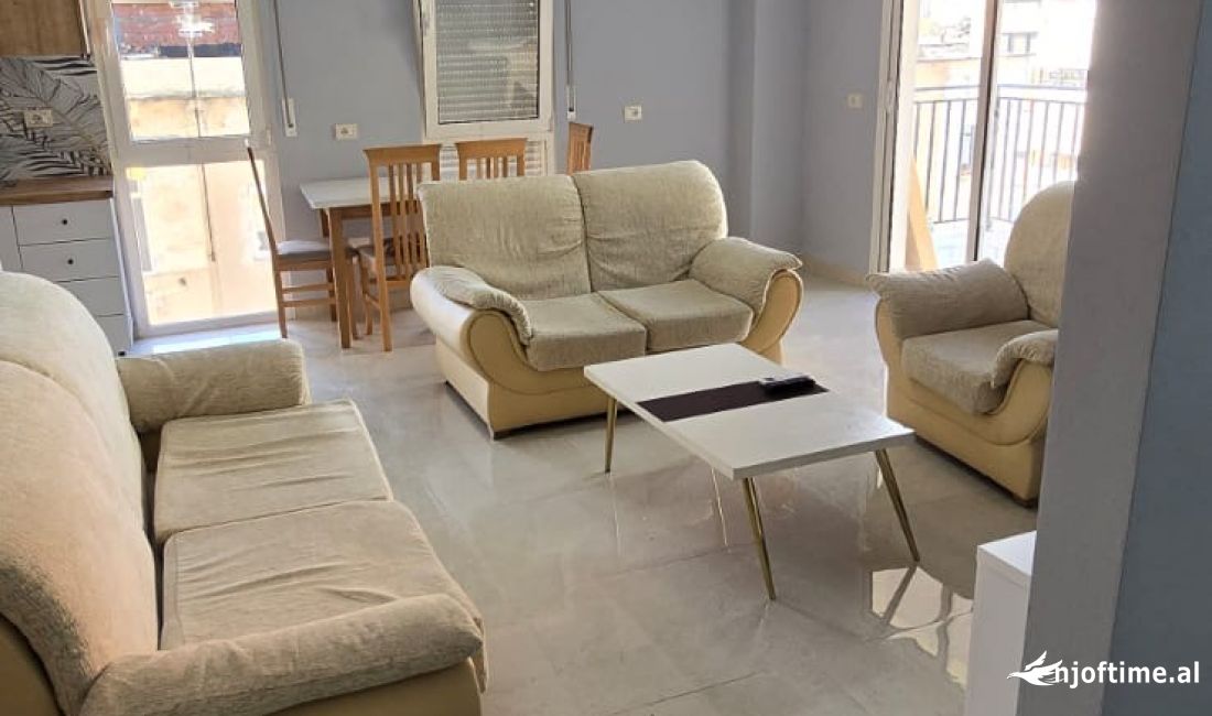 Shtepi ne shitje Apartament ne Tirane, 2+1, Mobilimi Pjeserisht e mobiluar, Pagesa 193,000  Euro.