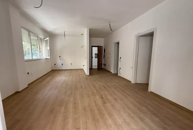 Shitet apartament 1+1+verande
