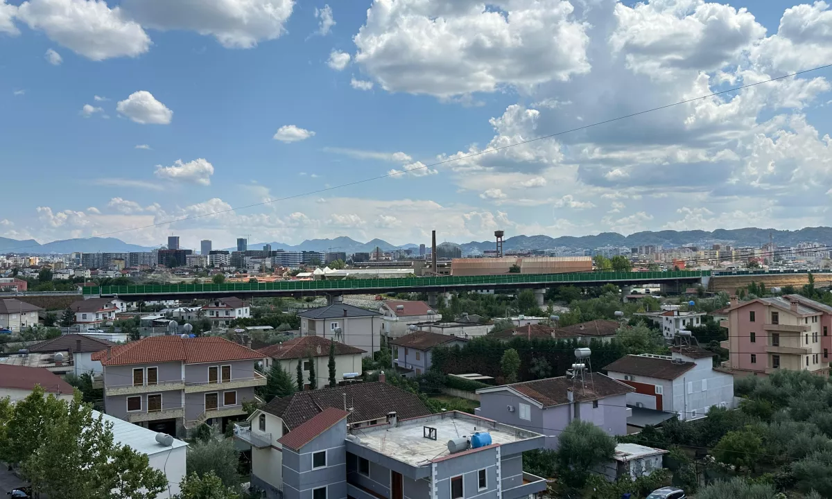 Shtepi ne shitje Apartament ne Tirane, 2+1, Mobilimi Bosh, pa mobiluar, Pagesa 100,000  Euro.