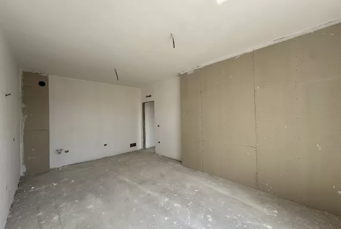 Shtepi ne shitje Apartament ne Tirane, 2+1, Mobilimi Bosh, pa mobiluar, Pagesa 100,000  Euro.